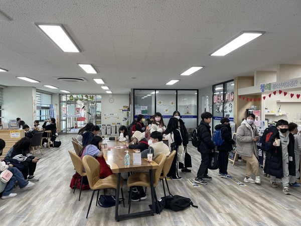천안시 성정청소년문화의집 청다움 4호점이 운영한 간식 이벤트 모습.